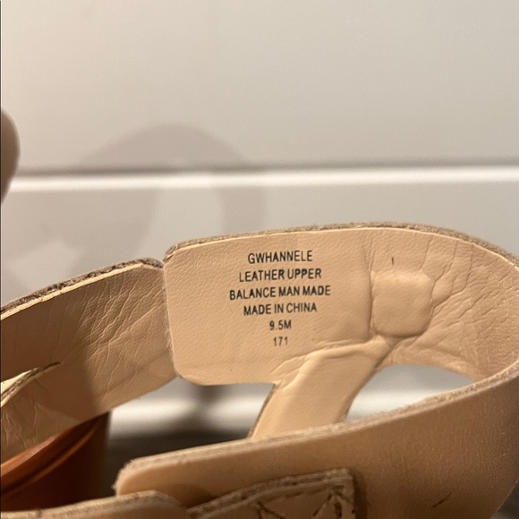 Guess Hennele Sandals Size 9.5 ***CLEARANCE*** - Picture 3 of 7